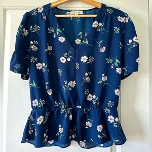 Nine Britton blue floral ruffled bottom short sleeve blouse size M